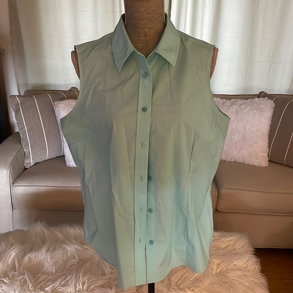 Jones New York sleeveless blouse in new condition
